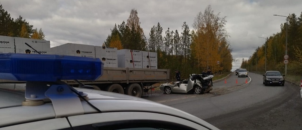 В ДТП с двумя грузовиками в Асбесте пострадал водитель и пассажир ВАЗ