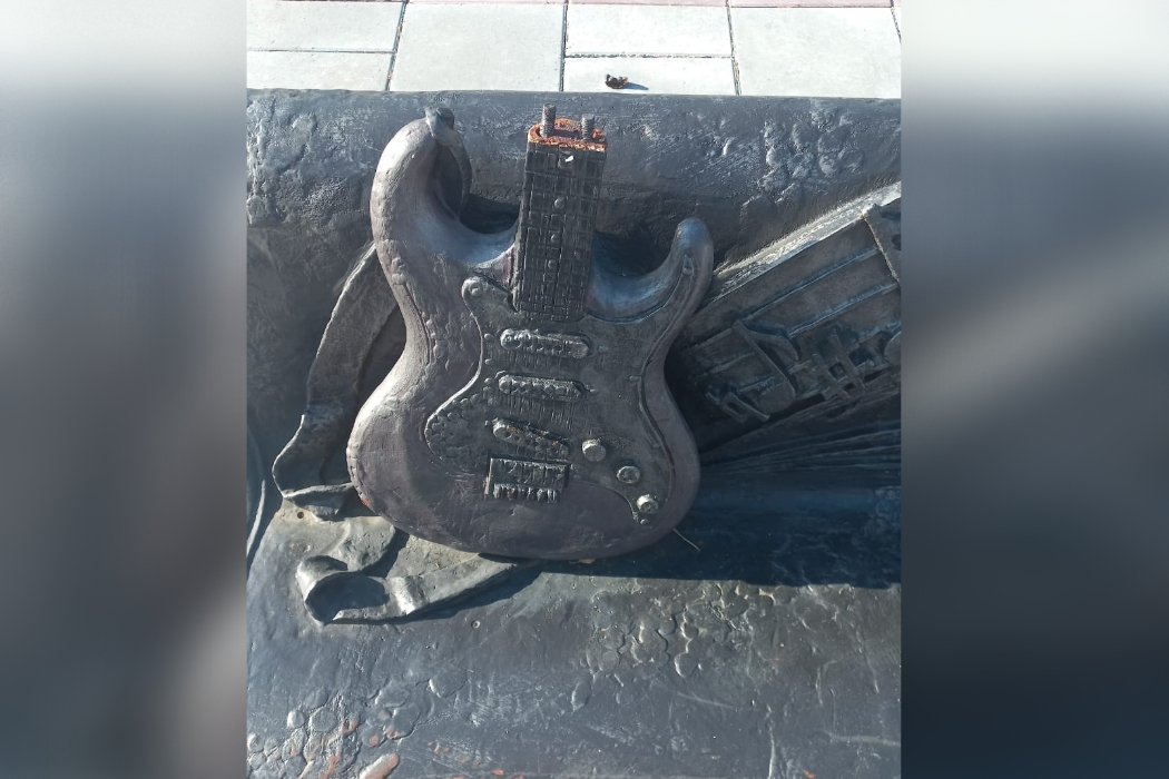 Вандалы отломили гриф гитары у скульптуры перед ДК в Новоуральске