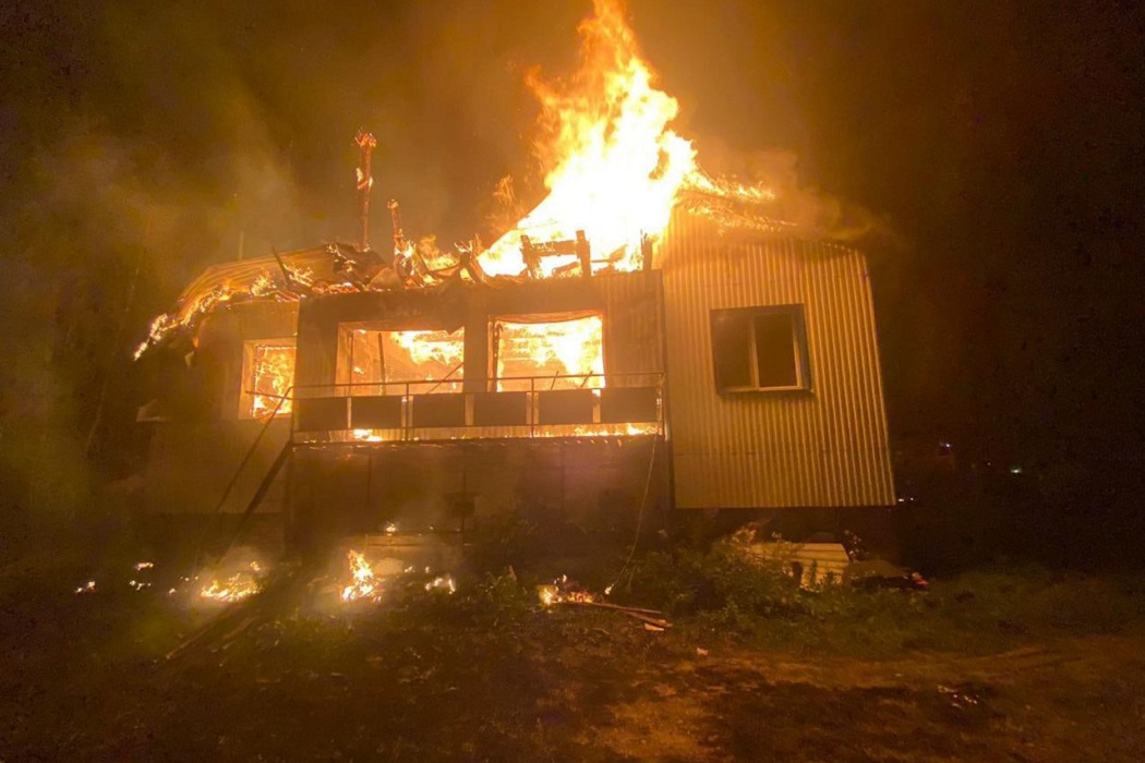 Пожарные краснотурьинской колонии помогли потушить частный дом