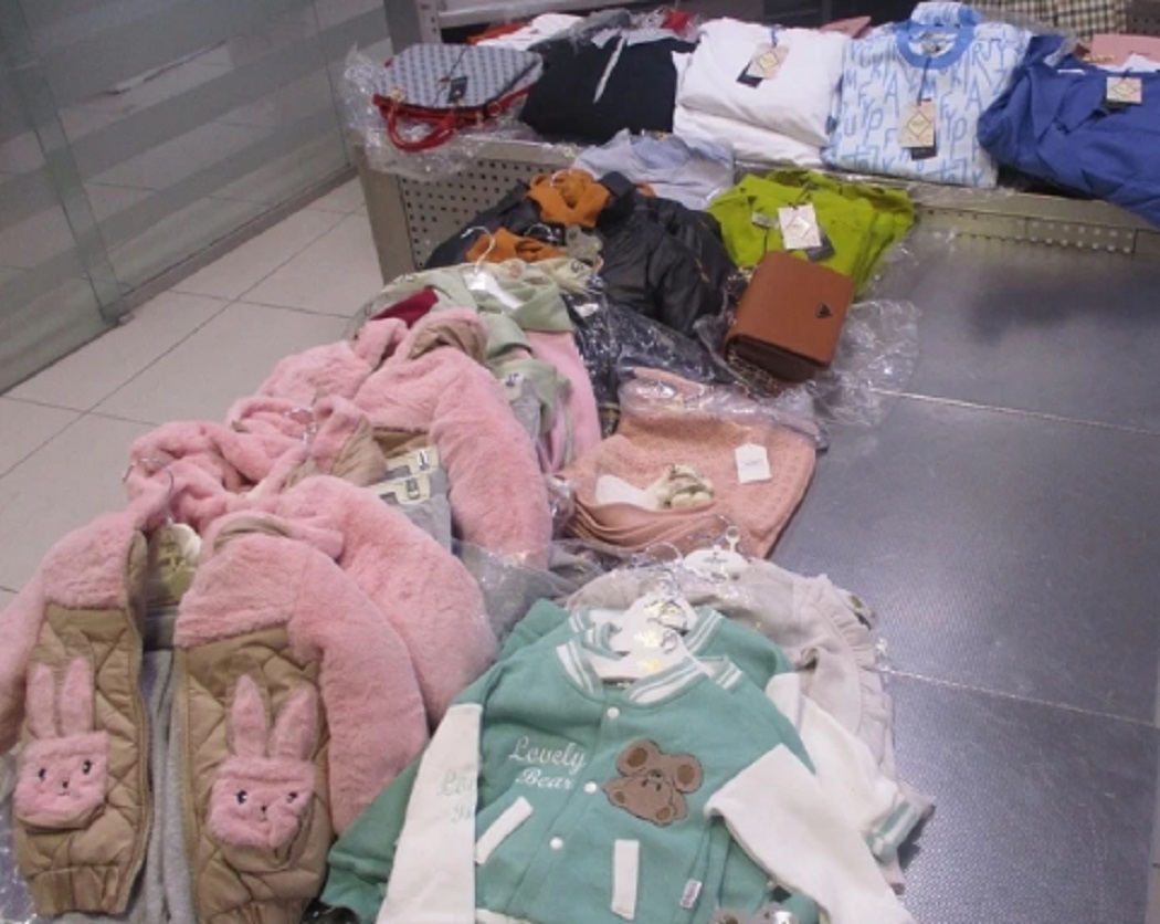 40 килограммов брендовой одежды изъяли у пассажирки в Кольцово