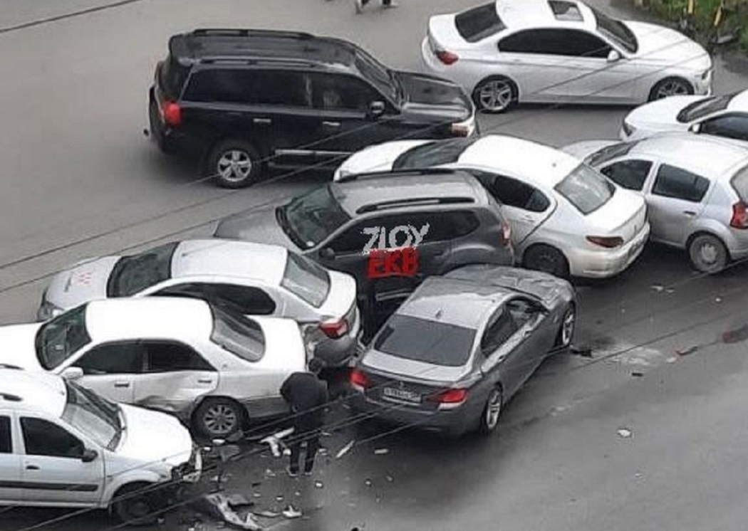 В Екатеринбурге водитель на арендованном BMW влетел в припаркованные машины 