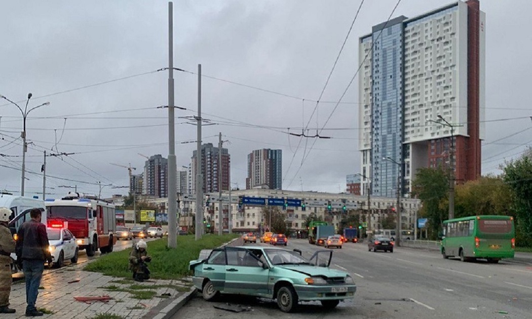 Водитель ВАЗ-2115 врезался в столб на Челюскинцев в Екатеринбурге