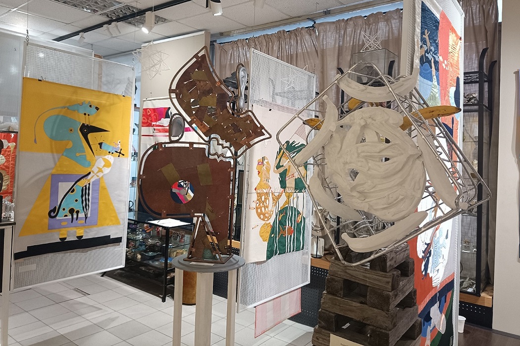В Екатеринбурге в галерее «Поле» открылась выставка «Игрушечная жизнь»