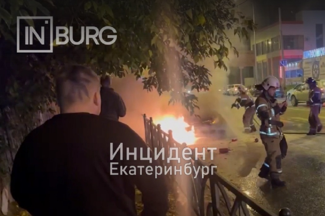 В Екатеринбурге загорелся Mitsibishi Lancer на улице Московской 