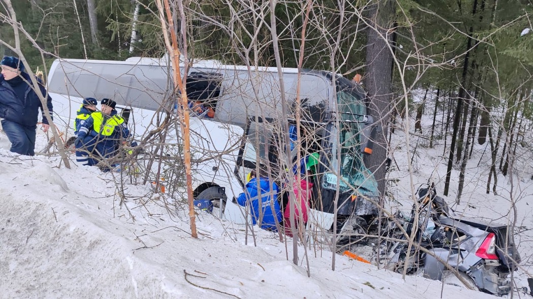 Автобус с детской хоккейной командой врезался в Citroen на уральской трассе