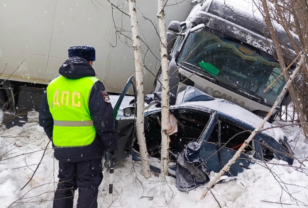 Два человека погибли в ДТП с грузовиком на Серовском тракте