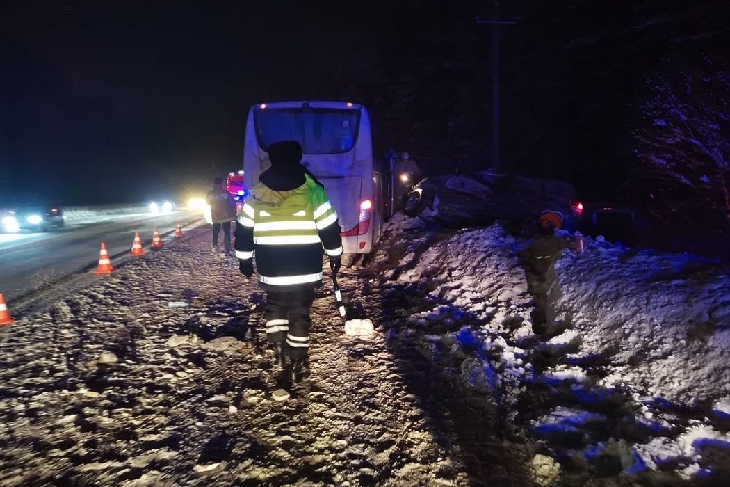 Два пассажира иномарки погибли в ДТП с автобусом №816 на свердловской трассе