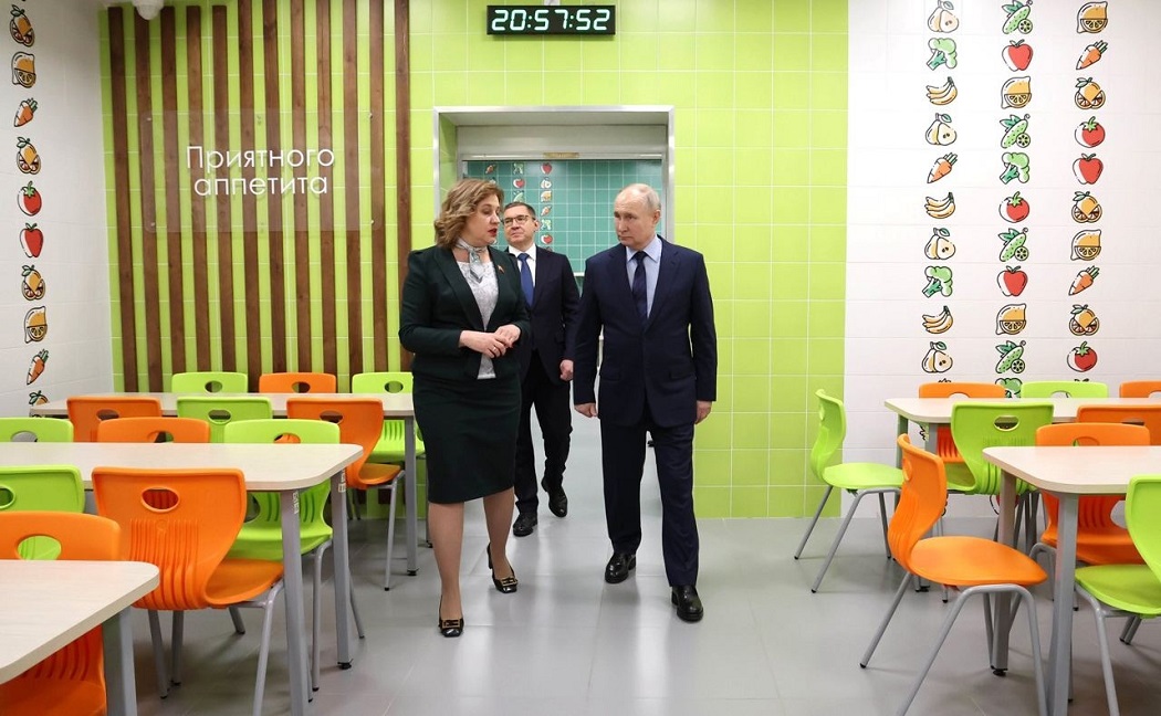 Путин посетил в Нижнем Тагиле школу №23 и оценил её обновление