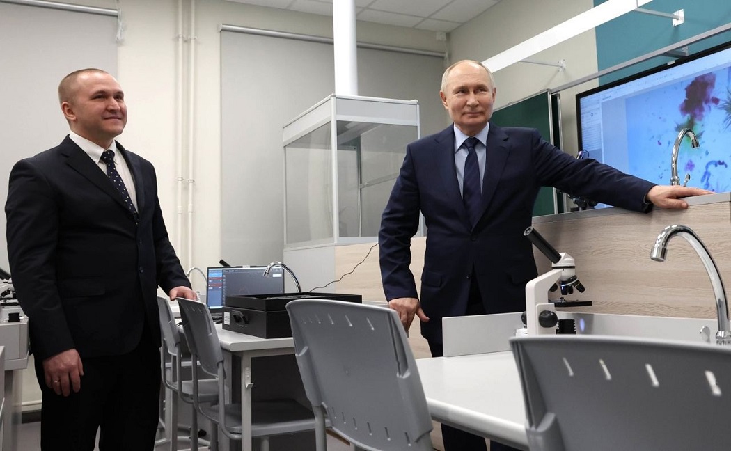 Путин посетил в Нижнем Тагиле школу №23 и оценил её обновление