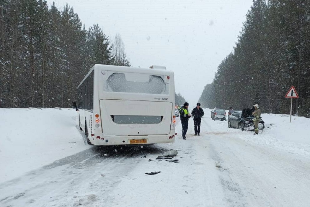 На трассе «Серов-Североуральск-Ивдель» произошло лобовое ДТП с автобусом