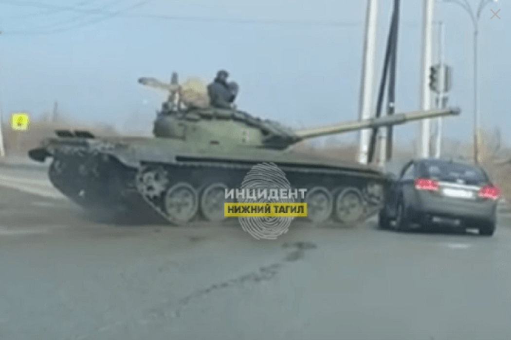 В Нижнем Тагиле танк и машина не поделили дорогу
