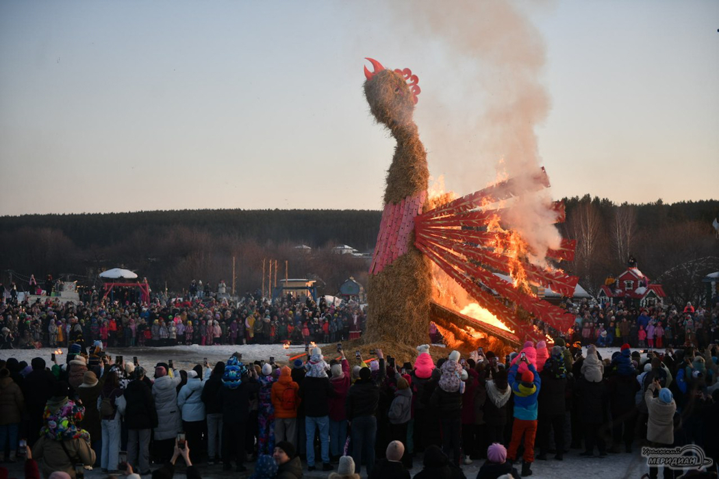 Прощённое воскресенье: на Масленицу под Екатеринбургом сожгли гигантскую Жар-птицу