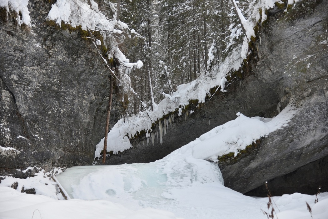 Туристы из Екатеринбурга прогулялись к ледопаду и скалам в Пермском крае