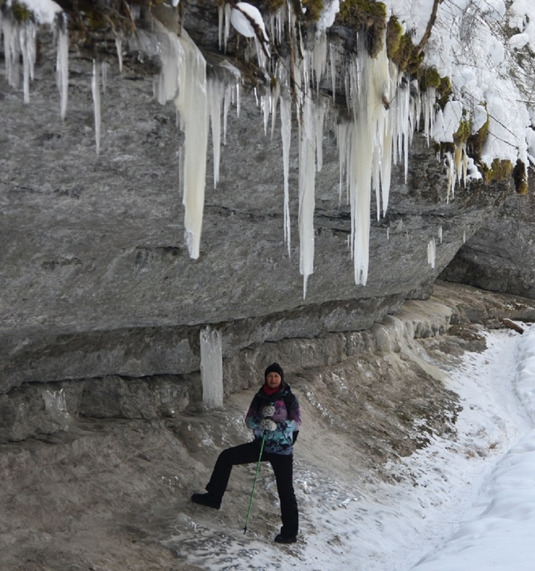 Туристы из Екатеринбурга прогулялись к ледопаду и скалам в Пермском крае