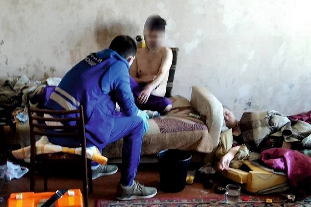 В Екатеринбурге приставы спасли жизнь парализованному алиментщику 