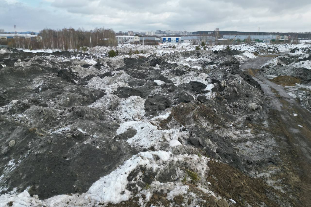 В Первоуральске обнаружили нелегальный снежный полигон у берега реки Чусовой