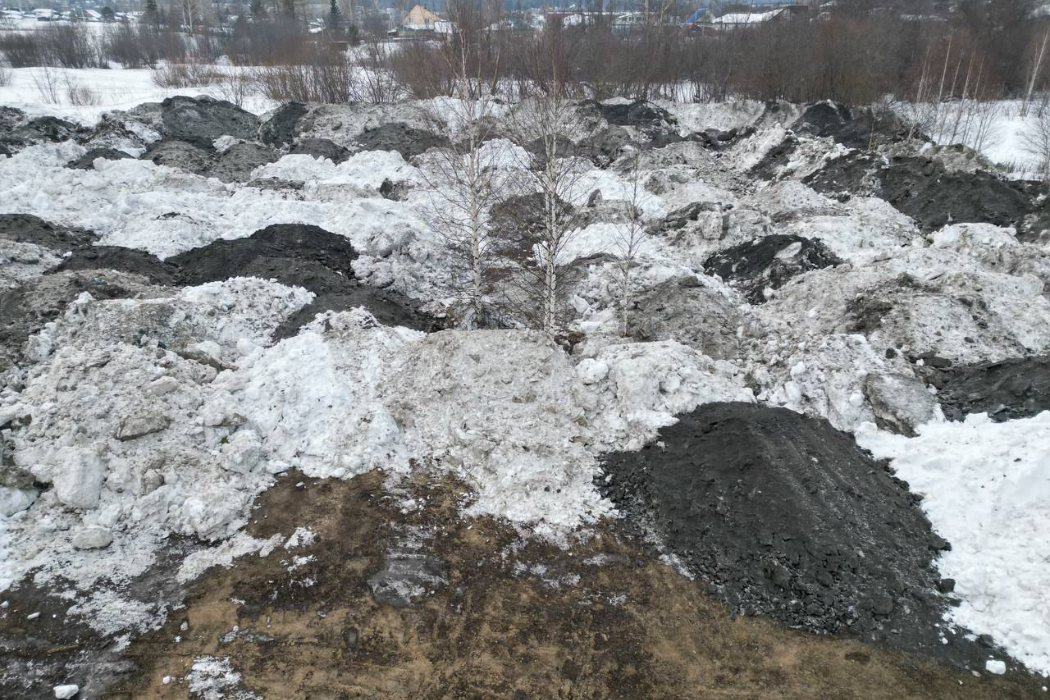 Экологи обнаружили нелегальный снежный полигон у берега реки Чусовой в Первоуральске