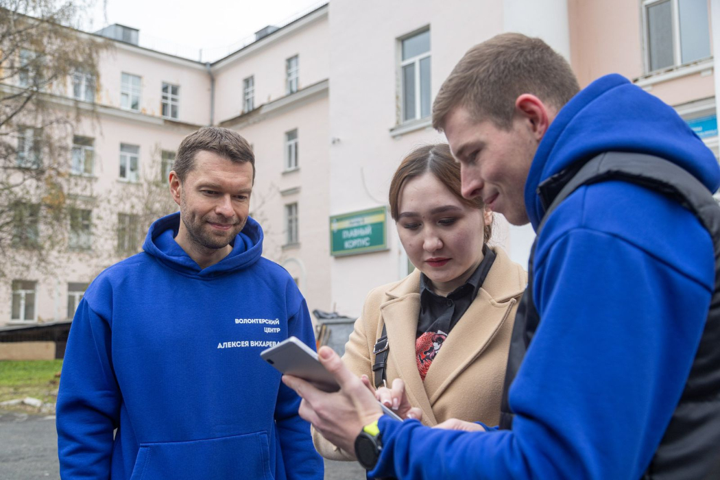 Алексей Вихарев и его волонтёры провели субботник в сквере с призывом голосовать за парки Екатеринбурга