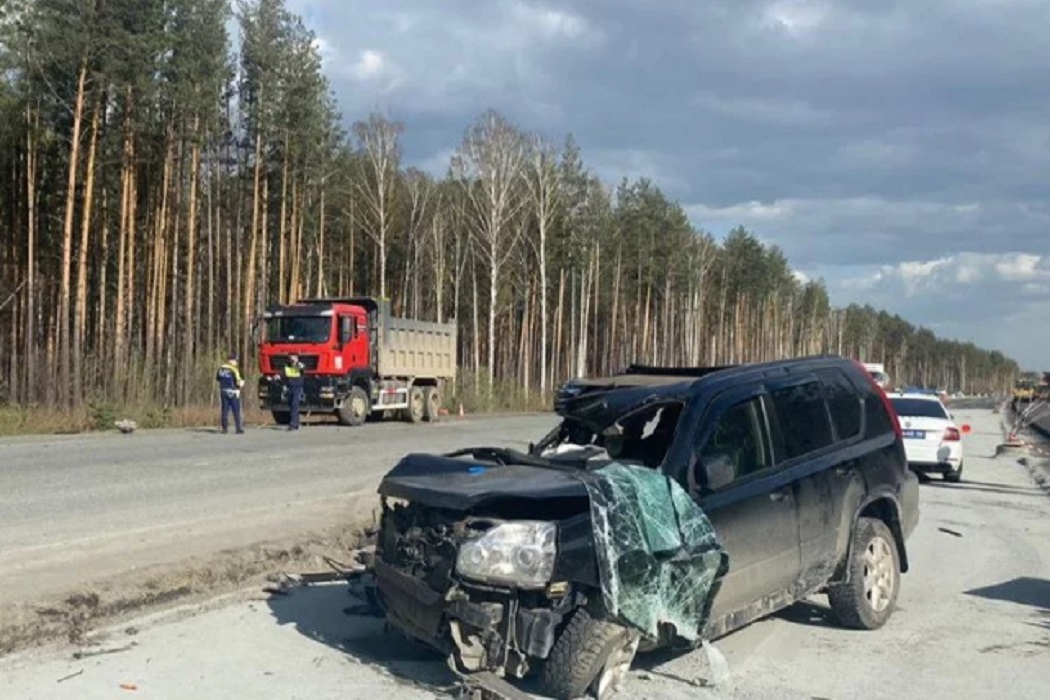 Шквалистый ветер в Екатеринбурге спровоцировал аварию с пострадавшими