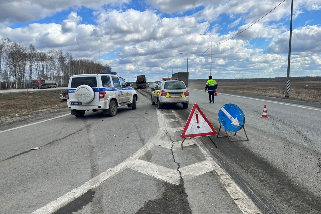 В ДТП с грузовиком на трассе «Екатеринбург-Тюмень» погибла пассажирка Renault