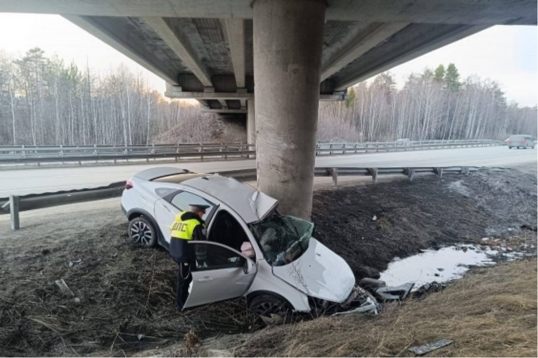 На ремонтируемой трассе под Екатеринбургом мужчина врезался в мост и погиб
