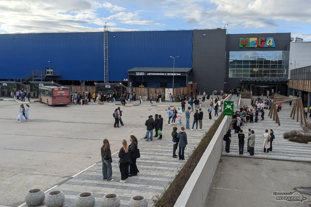 В Екатеринбурге из-за сигнала о пожаре эвакуировали посетителей из ТРЦ «Мега»
