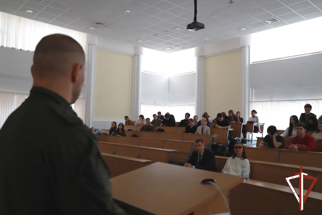Офицер спецназа Росгвардии принял участие во встрече со студентами Югорского государственного университета