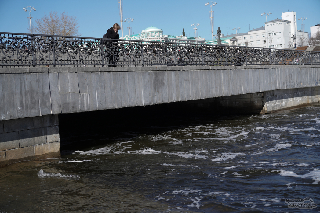 На Плотинке в центре Екатеринбурга приезжий рыбак поймал трёхкилограммового судака