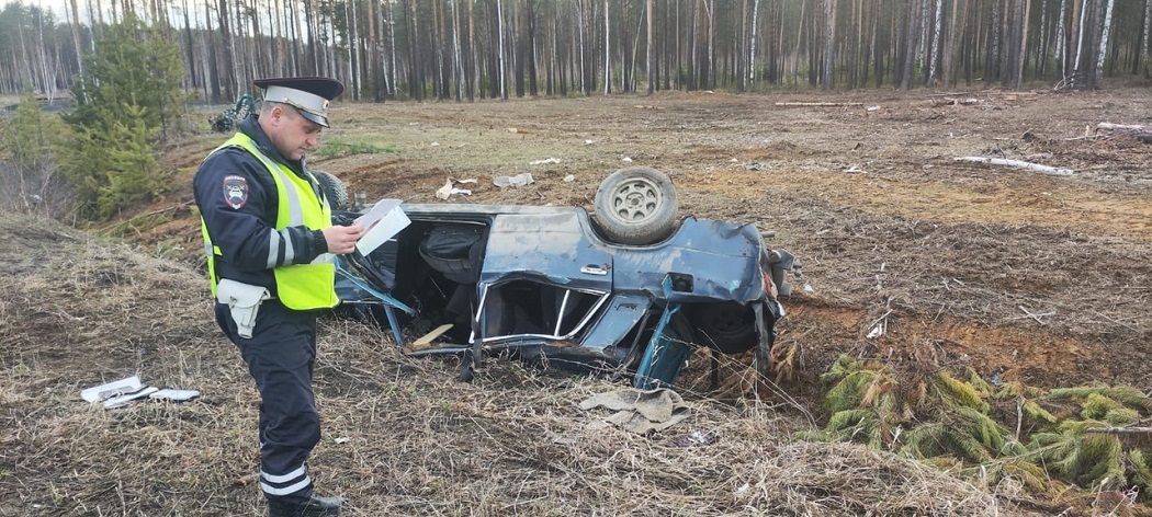 Под Асбестом водитель без прав опрокинул ВАЗ, погиб 16-летний пассажир