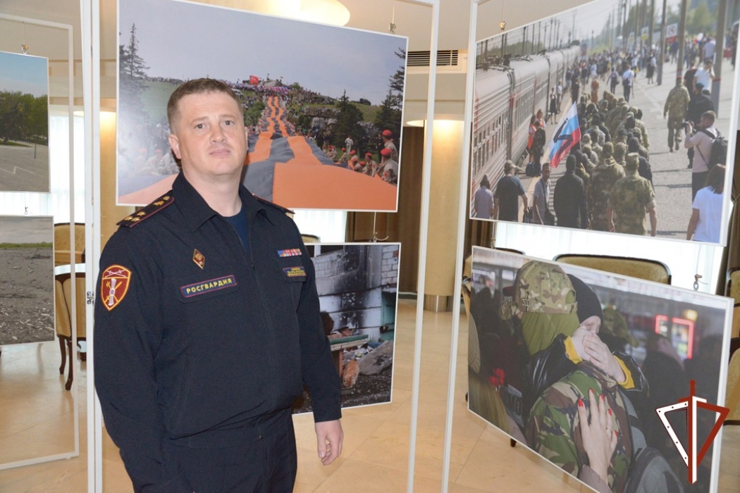 В Югре офицеры Росгвардии приняли участие в фотовыставке, посвященной специальной военной операции