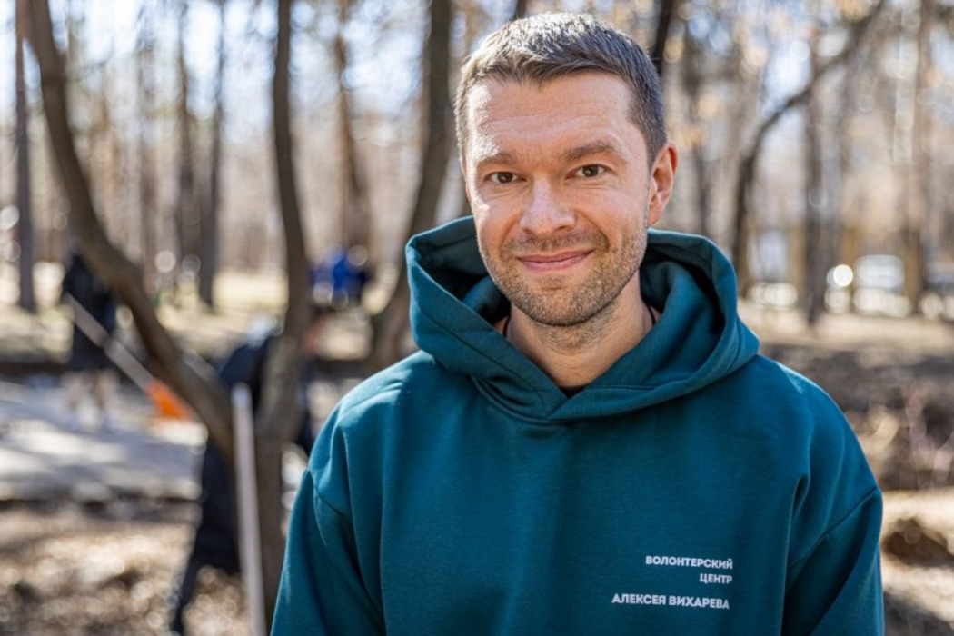 Сезон открыт: Алексей Вихарев с волонтёрами провёл большой субботник в парке «Уралмаш»