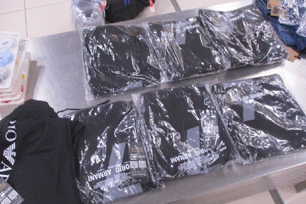 В Кольцово таможенники изъяли 22 кг одежды из Турции