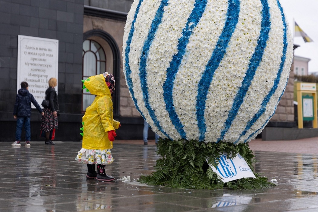 На улице Вайнера в Екатеринбурге появились гигантские пасхальные яйца из живых цветов