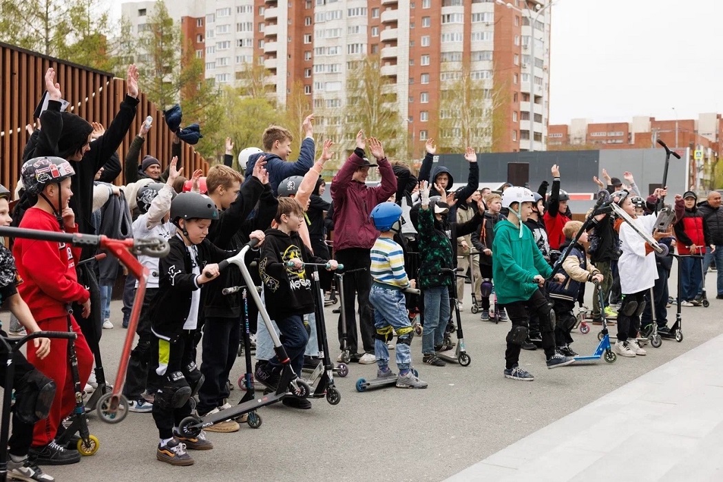 Десятки детей-экстремалов устроили катания в центре Екатеринбурга в дождь