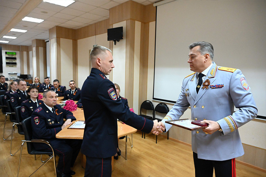 Челябинский генерал Скоков наградил полицейских, прибывших из зоны СВО
