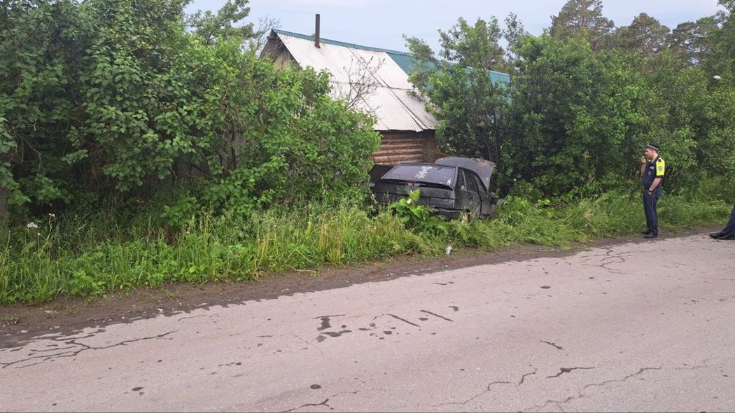 В Екатеринбурге 20-летний пьяный водитель ВАЗ врезался в забор в Шабрах