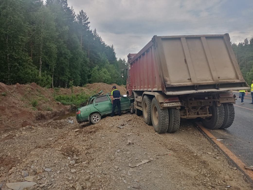 На Пермском тракте в лобовом столкновении с КамАЗом погиб водитель Lada