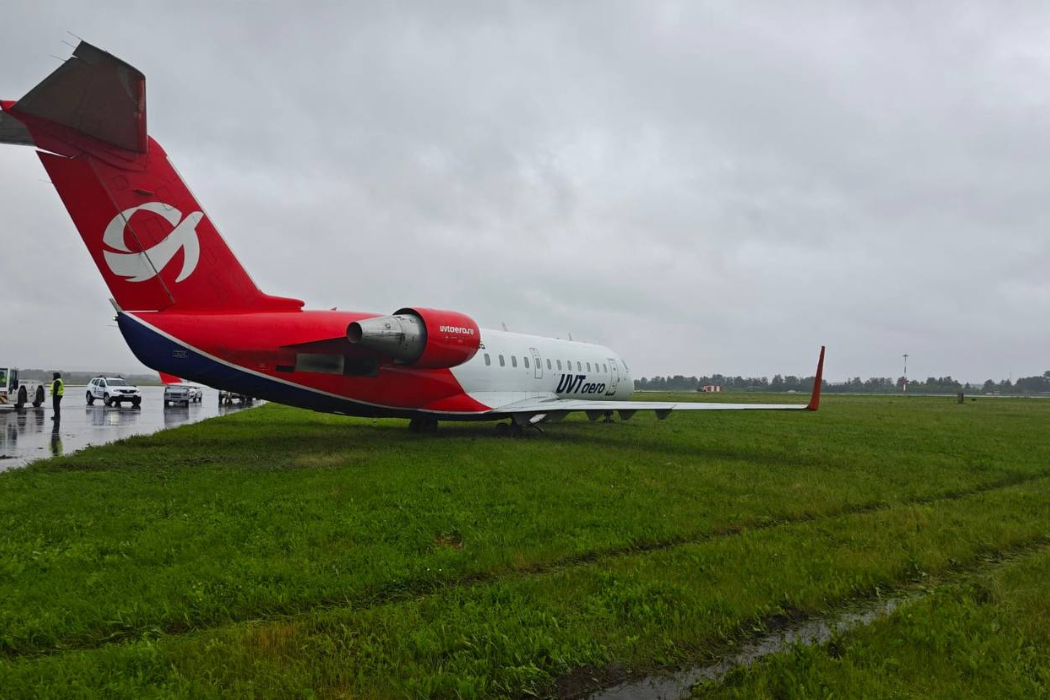 Самолёт из Тобольска выкатился на полосу безопасности ВПП в Кольцово