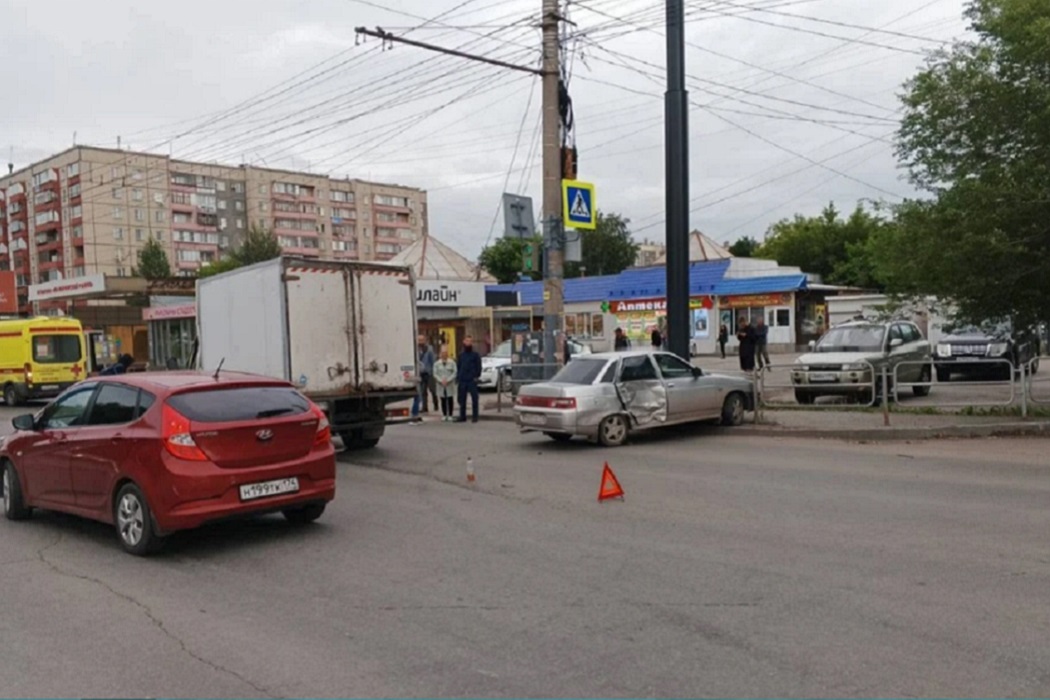 ВАЗ-2110 протаранил забор на остановке «Каширинский рынок» в Челябинске после ДТП