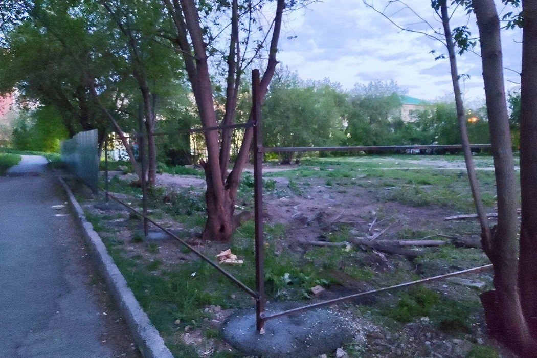 Сквер у Дома Малахова в Екатеринбурге огородили под застройку