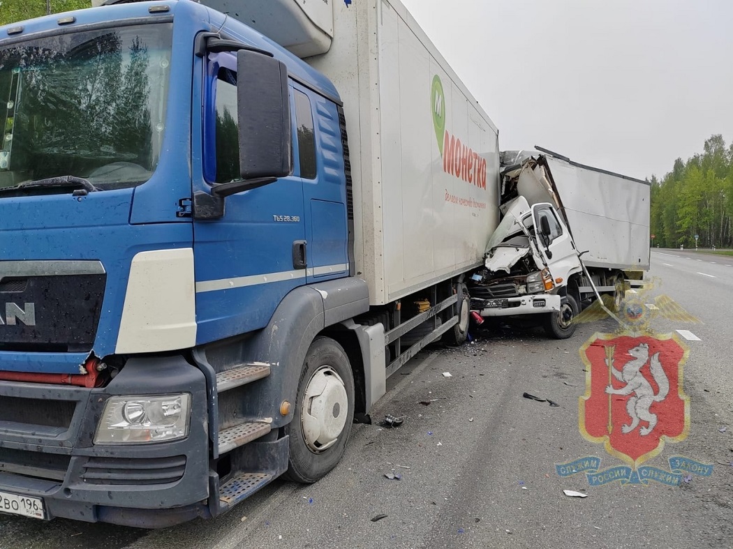 Два грузовика столкнулись на Серовском тракте из-за уснувшего водителя