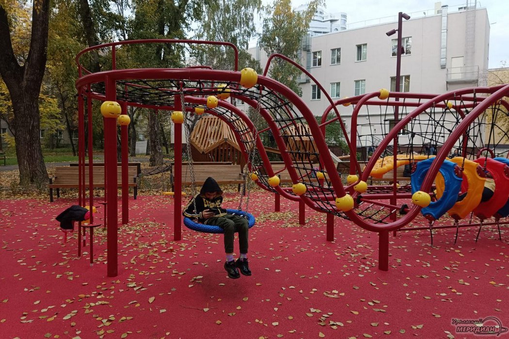 Жители Екатеринбурга гуляют в парке Энгельса, который откроют раньше срока
