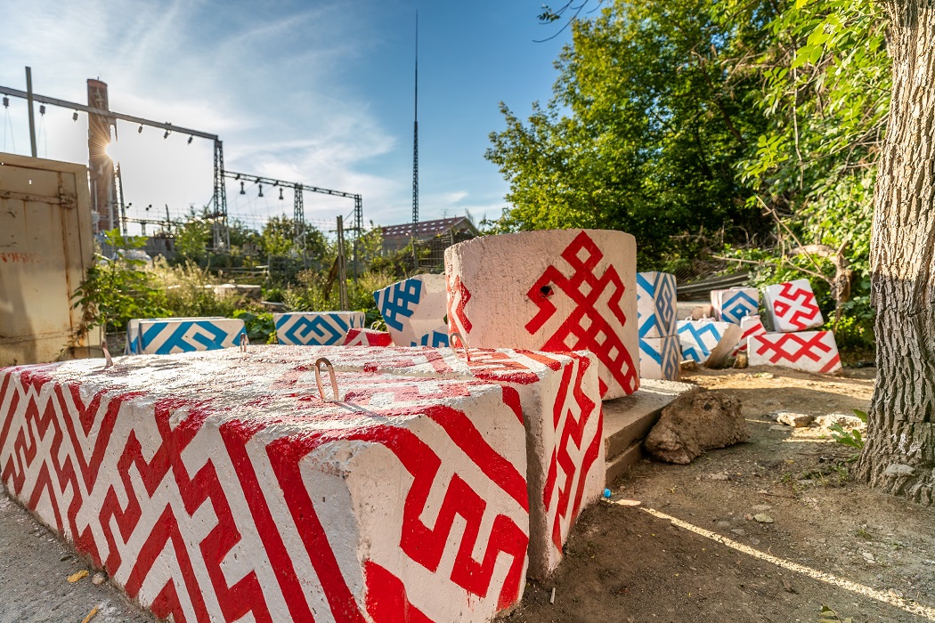 В Екатеринбурге бетонные плиты покрыли уральскими узорами