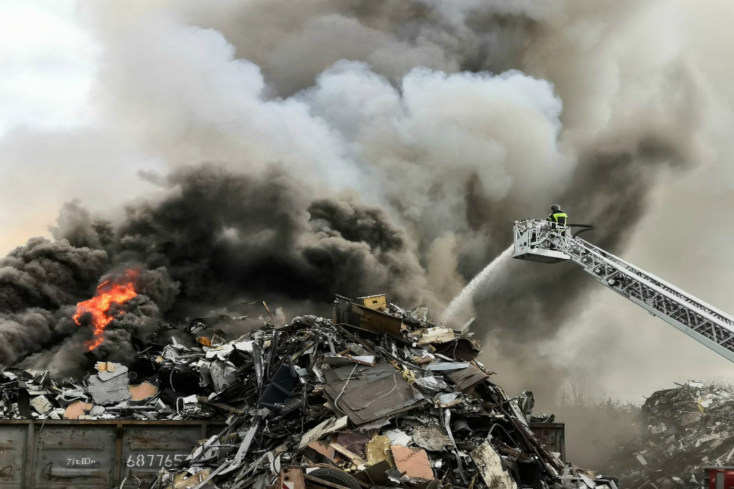 В Челябинске ликвидировали крупный пожар на металлобазе