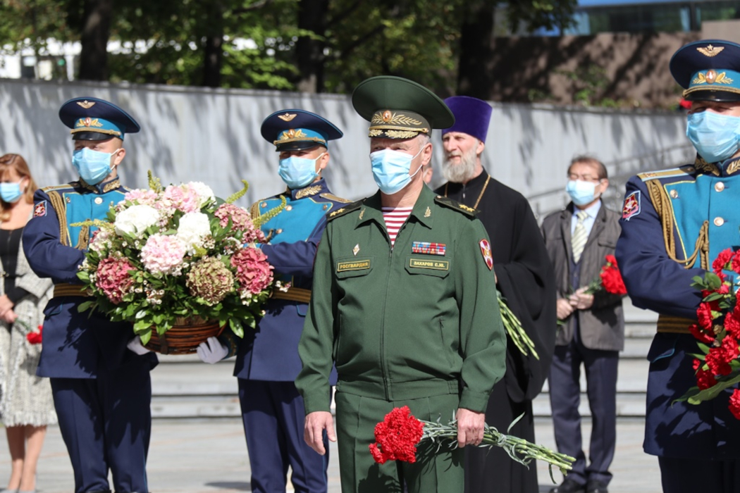 В Екатеринбурге росгвардейцы возложили цветы к вечному огню