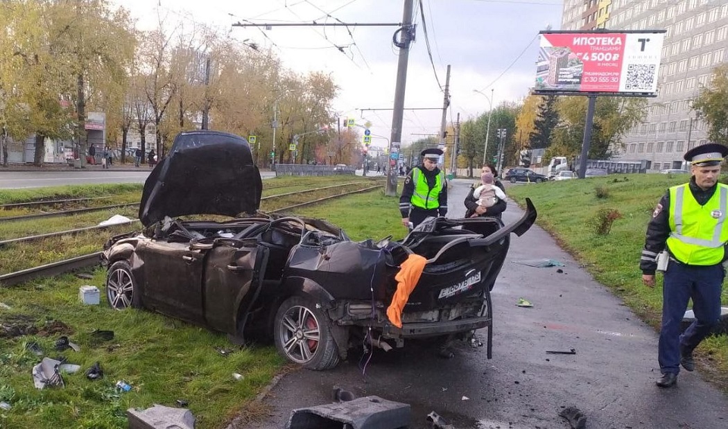 В Екатеринбурге водитель Ford врезался в столб на Титова и погиб