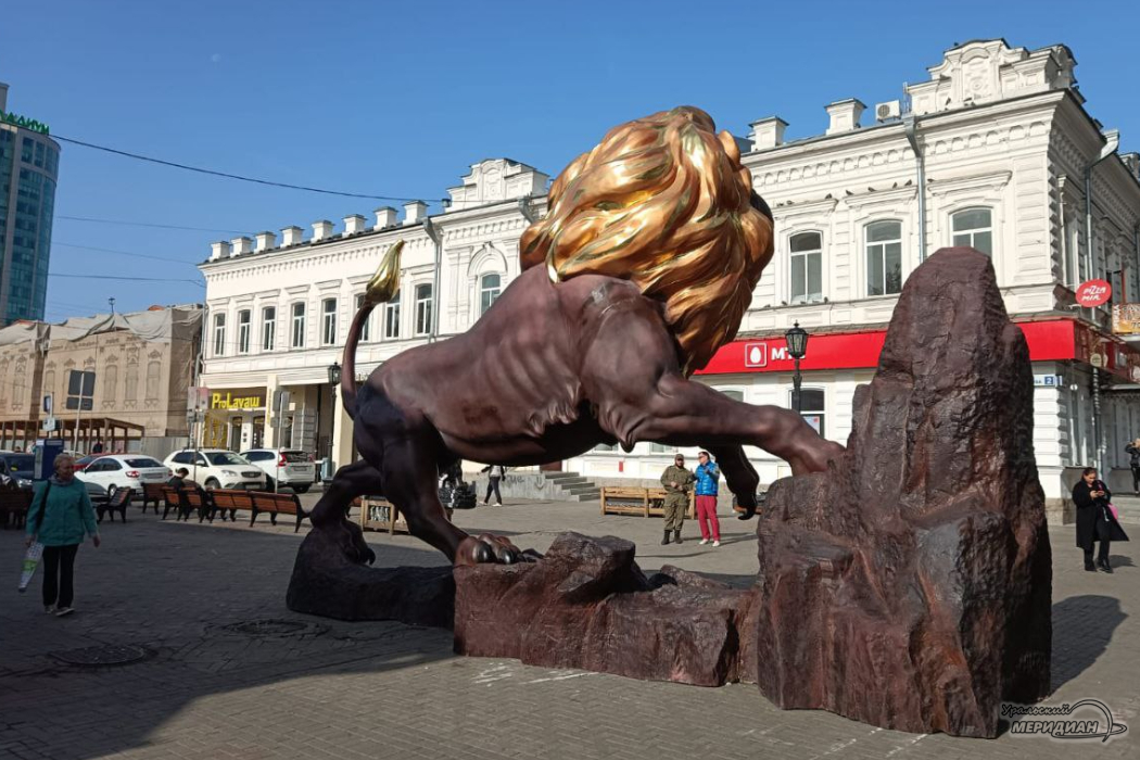 Гигантский златогривый лев появился ночью на Вайнера в Екатеринбурге