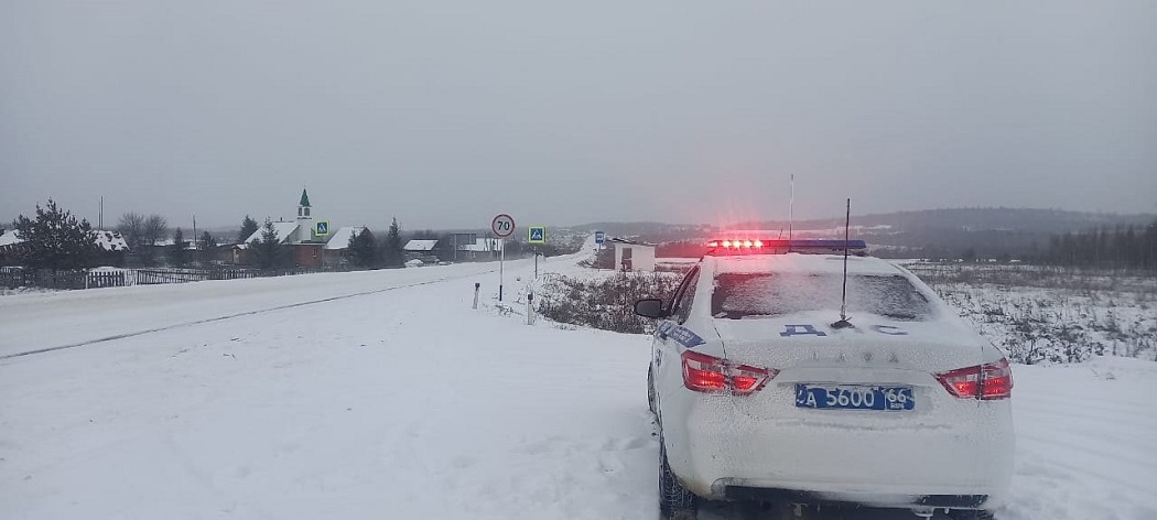 Три участка трассы перекрыли возле города Нижние Серги из-за снега