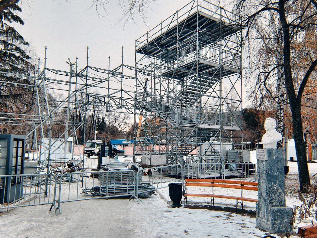 В парке Маяковского заливают каток и строят ледяную Супергорку