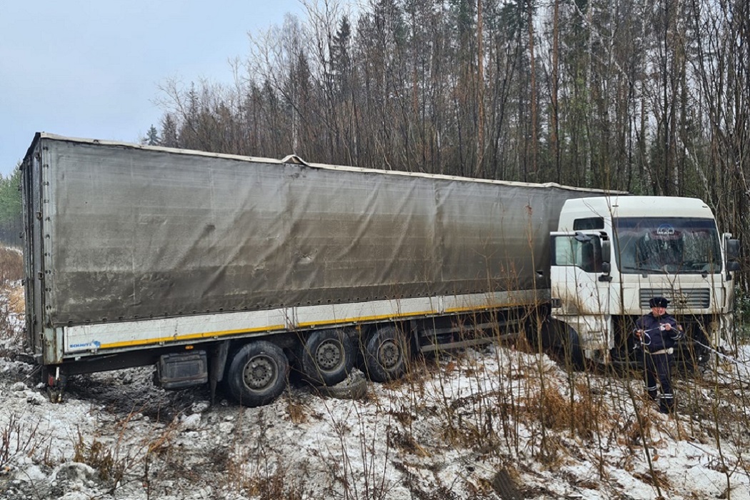 На Урале 58-летний водитель фуры вылетел с трассы и погиб
